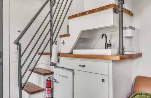 Starkville House | 3 Mi to MSU | Tiny Home w/Balcony + Deck