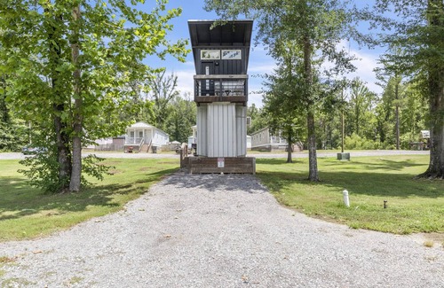 Starkville House | 3 Mi to MSU | Tiny Home w/Balcony + Deck