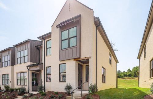 Oxford House | 3 Mi to Ole Miss, New Build Inviting Townhome!