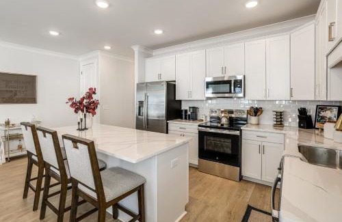 Oxford House | 3 Mi to Ole Miss, New Build Inviting Townhome!