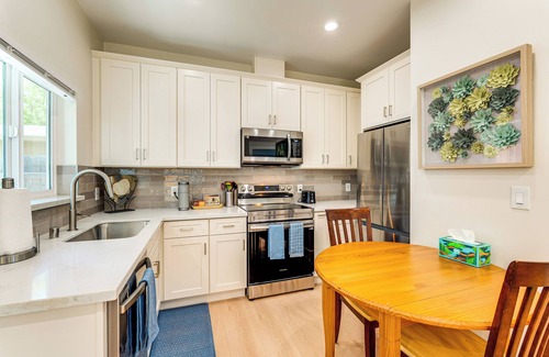 Davis Apartment | 3 Mi to UC Davis: Retreat w/Furnished Patio!