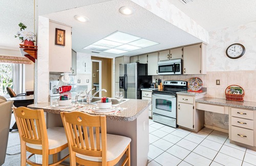 Spring Hill House | 3 Mi to Weeki Wachee Springs SP: Poolside Oasis!