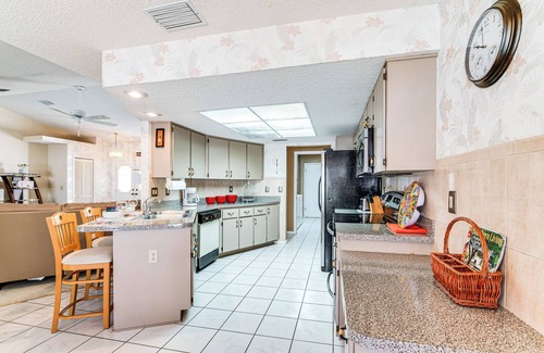 Spring Hill House | 3 Mi to Weeki Wachee Springs SP: Poolside Oasis!