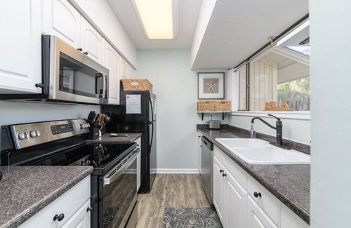 Hilton Head Island Condo | 3 min walk to Beach! Cute and Clean! - Great location! - Beach Time Escape