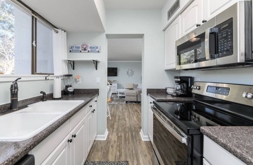 Hilton Head Island Condo | 3 min walk to Beach! Cute and Clean! - Great location! - Beach Time Escape