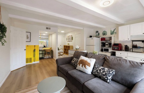 Costa Mesa House | 3 minutes to South Coast Plaza! Lovely garden-view retreat with King-sized bed