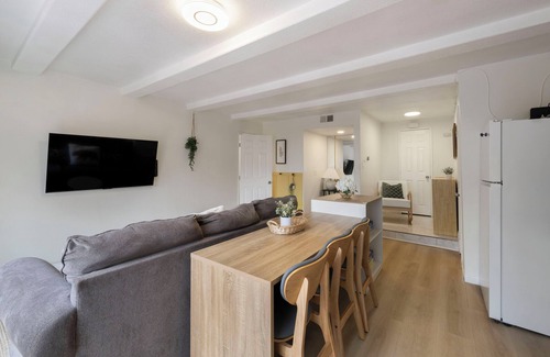 Costa Mesa House | 3 minutes to South Coast Plaza! Lovely garden-view retreat with King-sized bed