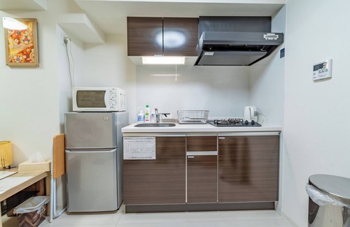 Shinsekai Apartment | 3 minutes walk from Ebisu station, 30 minutes from USJ, 10 minutes walk from Namba and Nihonbashi! 24h supermarket 2 min walk, many convenience stores, Don Quijote, Tsutenkaku Tower and other tourist attractions nearby!