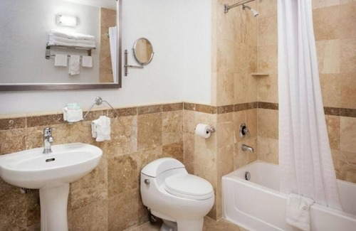 Little Italy Hotel | 3 Modern King Suites Near Harbor Views, Cruise Terminal, Zoo and Balboa Park