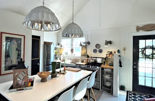 Lakeside House | 3 nt min Beach Lovers home w/Private Assoc Beach 1 blk fire pit scrnd porch