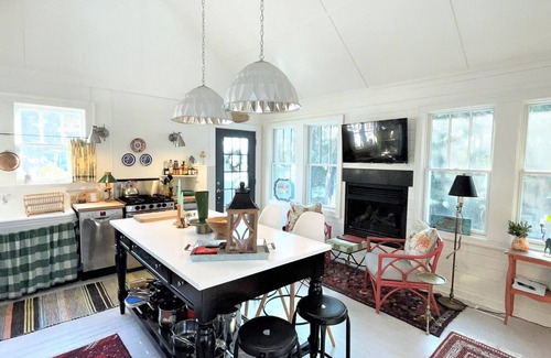 Lakeside House | 3 nt min Beach Lovers home w/Private Assoc Beach 1 blk fire pit scrnd porch