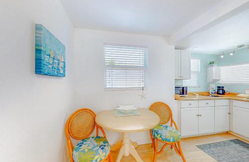 Bradenton Beach House | 3 Palms Cottage & Blue Turtle Bungalow