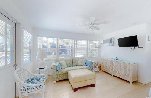 Bradenton Beach House | 3 Palms Cottage & Blue Turtle Bungalow