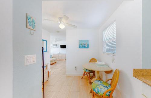 Bradenton Beach House | 3 Palms Cottage & Blue Turtle Bungalow