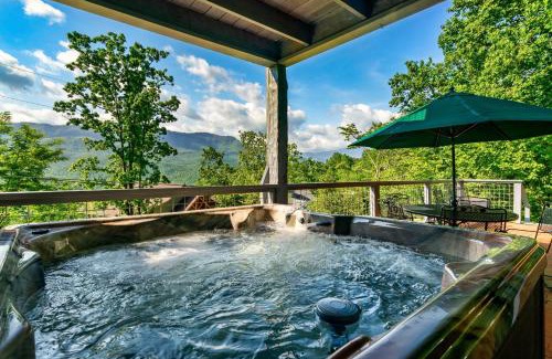 Gatlinburg - Pigeon Forge House | 3 Resort pools! Fire Pit! Hot Tub! Nerf Gun Wall! Arcade! Ping Pong! Pickleball!