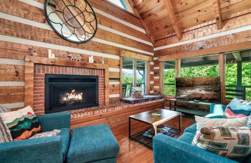 Gatlinburg - Pigeon Forge House | 3 Resort pools! Fire Pit! Hot Tub! Nerf Gun Wall! Arcade! Ping Pong! Pickleball!