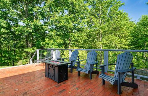 Gatlinburg - Pigeon Forge House | 3 Resort pools! Fire Pit! Hot Tub! Nerf Gun Wall! Arcade! Ping Pong! Pickleball!