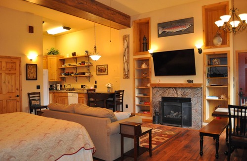 Gateway Cabin | 3 Rustic Elegant Suites (sleep 12+) - Fish, hike, site-see from your doorstep