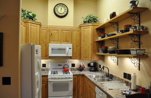Gateway Cabin | 3 Rustic Elegant Suites (sleep 12+) - Fish, hike, site-see from your doorstep