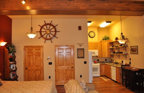 Gateway Cabin | 3 Rustic Elegant Suites (sleep 12+) - Fish, hike, site-see from your doorstep