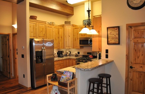 Gateway Apartment | 3 Rustic Elegant Suites (sleep 12+) - Fish, hike, site-see from your doorstep