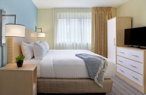 Central Business District Resort | 3 Spacious Spaces! Family Break. Great Downtown Base near Lafayette Square