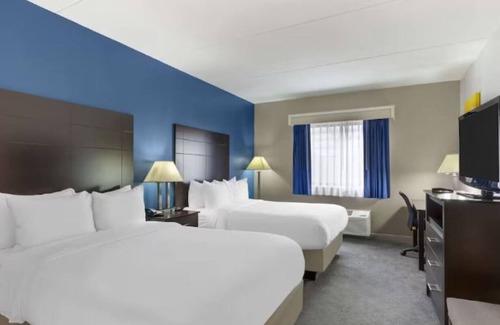 Mundelein Hotel | 3 Units | Suburban Escape with Complimentary Parking and Modern Hotel Amenities