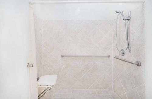 Lookout Valley Neighborhood Association Hotel | 3 Units with Pool Access, Parking, Pets Allowed! Close to Rock City