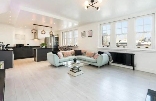 Canary Wharf Apartment | 3 x Bedroom Riverside Flat with HOT TUB on Roof Terrace