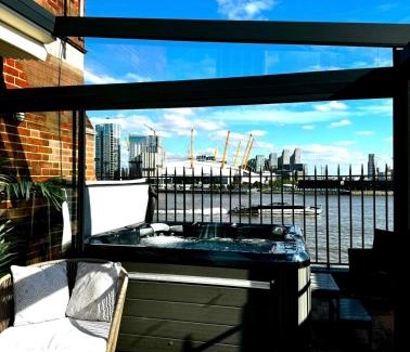 Canary Wharf Apartment | 3 x Bedroom Riverside Flat with HOT TUB on Roof Terrace