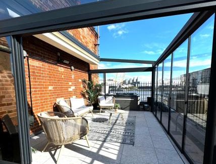 Canary Wharf Apartment | 3 x Bedroom Riverside Flat with HOT TUB on Roof Terrace