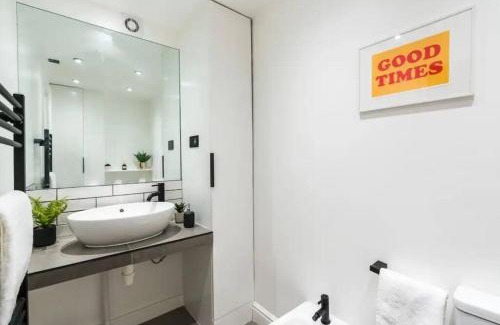 Canary Wharf Apartment | 3 x Bedroom Riverside Flat with HOT TUB on Roof Terrace