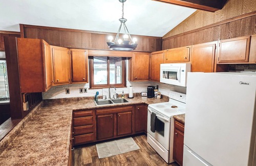 Orange Prairie Cabin | 30+ Day Stay - 2-BR Rural Cabin at Singing Woods - 13 min to downtown Peoria