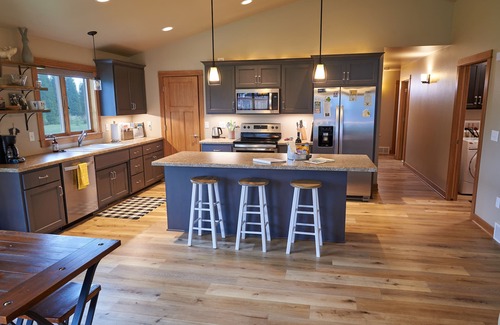 Manitowoc House | 30 minutes from Lambeau & steps from Lake Michigan! 2 beauties in one!