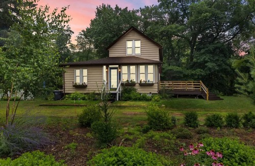 Saint Joseph Cottage | 30 night min stay. Cozy cottage in St. Joseph on 1.1 acres wooded lot with view