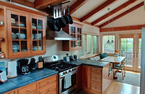 Eastside Santa Cruz House | 30 + nights Spacious Family Home-Hot Tub <4 min walk to beach & harbor-small dog