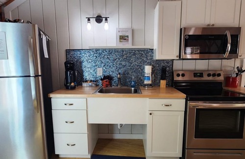 Mill Spring House | 30' Yurt with a large deck, on the creek, full kitchen, dome skylight, 2 bedrooms, sleeps 5.