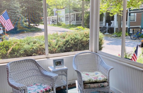 Lakeside Cottage | 325 Sycamore Charming two bedroom cottage in Lakeside!