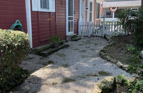 Lakeside Cottage | 325 Sycamore Charming two bedroom cottage in Lakeside!