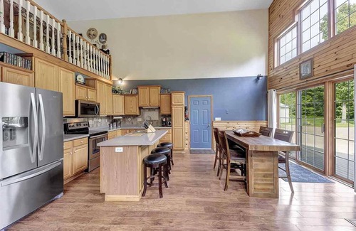 Townsend House | 37 acres, HOT TUB, ATV/snowmobile, King Beds, Executive Bar