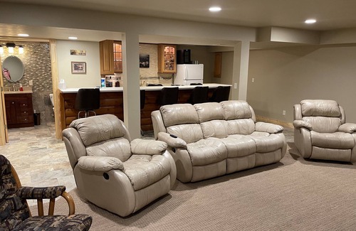 Townsend House | 37 acres, HOT TUB, ATV/snowmobile, King Beds, Executive Bar