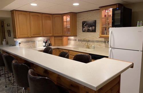 Townsend House | 37 acres, HOT TUB, ATV/snowmobile, King Beds, Executive Bar