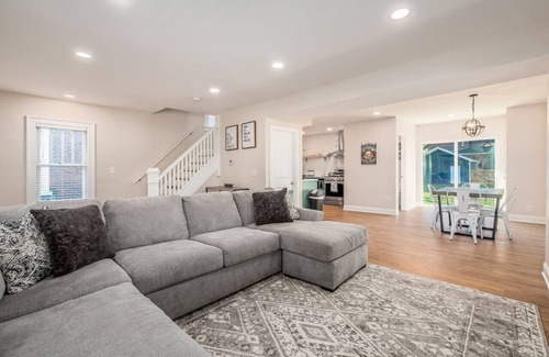 Livingston Park House | 38) Two Entire Houses in downtown! Hot tub + games