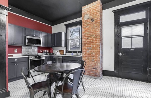 Livingston Park House | 38) Two Entire Houses in downtown! Hot tub + games