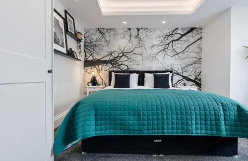 Roundhay Apartment | 3b Roman View, Beautifully appointed, apartment with 2 en-suite bedrooms in great Roundhay location, Netflix, off street parking & EV charging