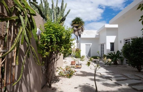 Progreso Municipality House | 3BD/2B-w/2 Kingsize bedrooms-House-Near Beach-Pool-Hottub-Lrg Patio-pet friendly