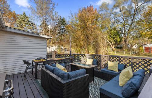 South Bend House | 3BD Family Retreat - 4 Mins to UND - Yard Games