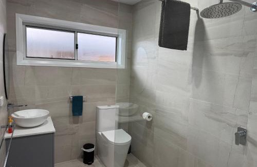 Shepparton House | 3Bed 2Bath home - Nth Central Reno metres from Hosp w Wifi