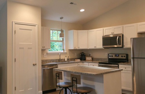 Greer House | 3Bed/2Bath Ritzy 1 of 3