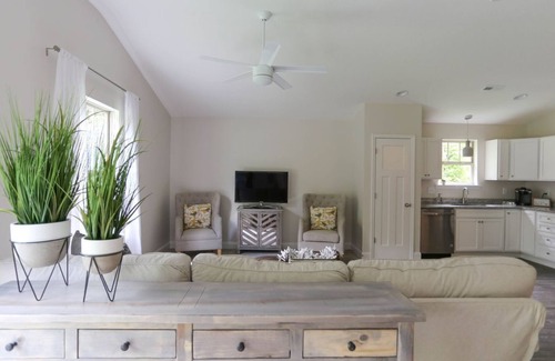 Greer House | 3Bed/2Bath Ritzy 1 of 3